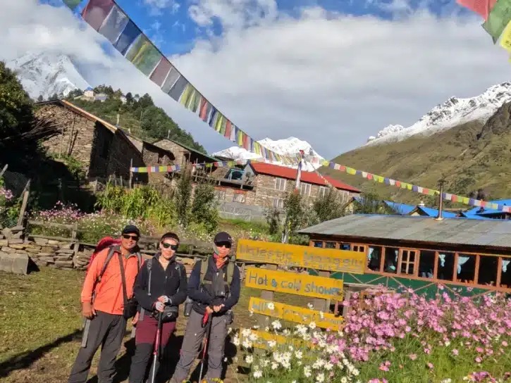 Trekkers on the Manaslu route